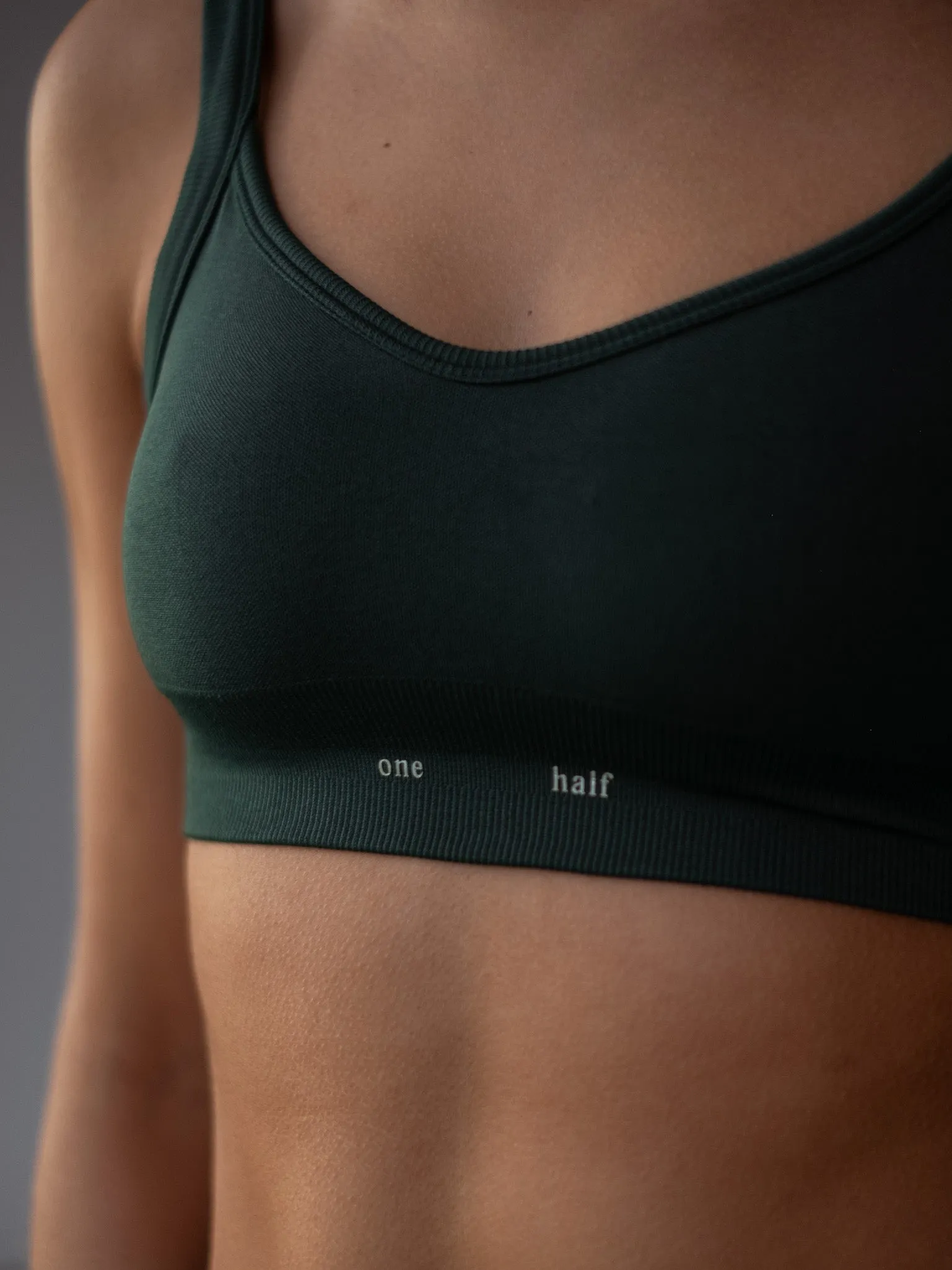 SOFT SEAMLESS CROP TOP  - MYSTIC GREEN