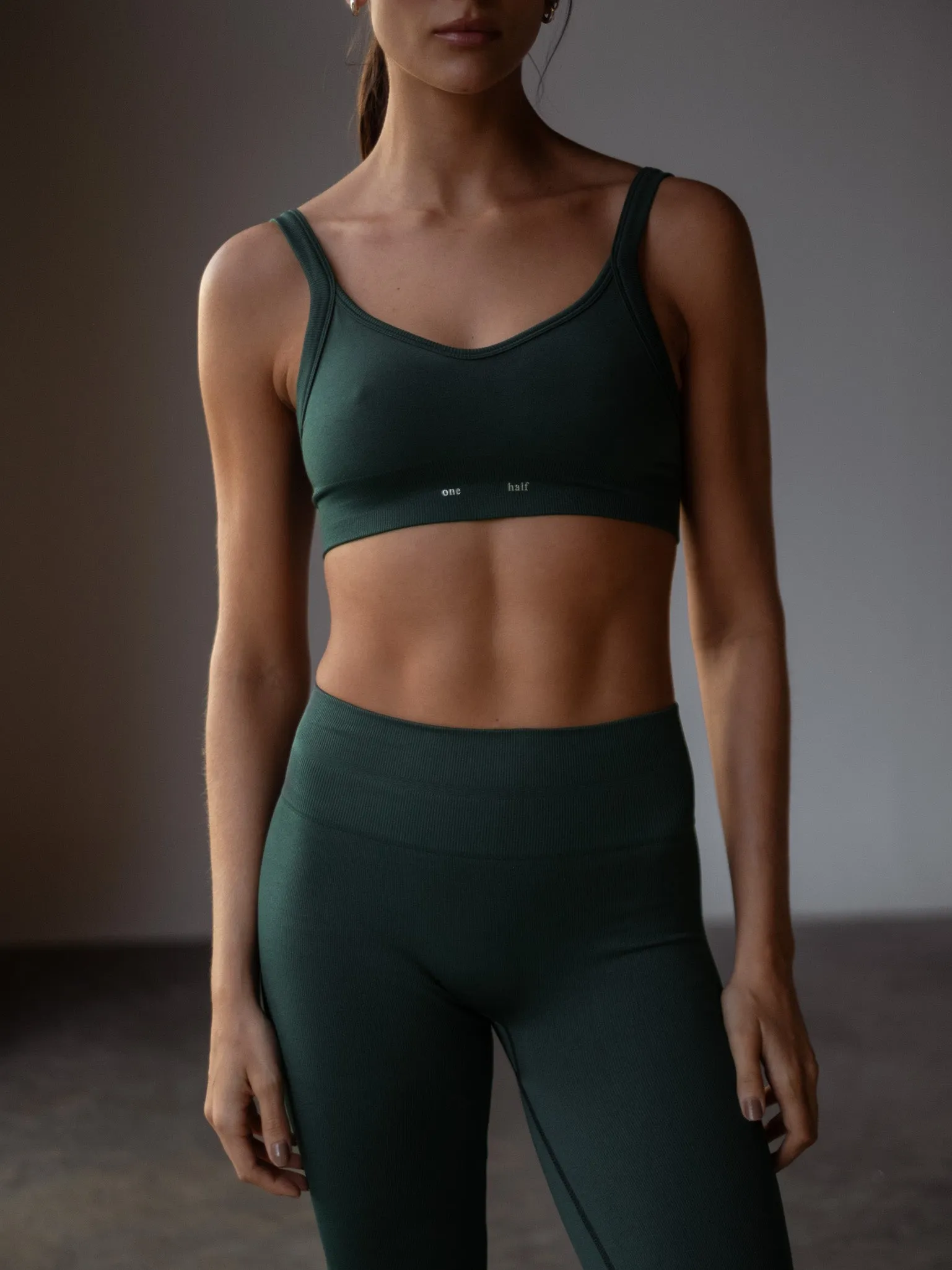SOFT SEAMLESS CROP TOP  - MYSTIC GREEN