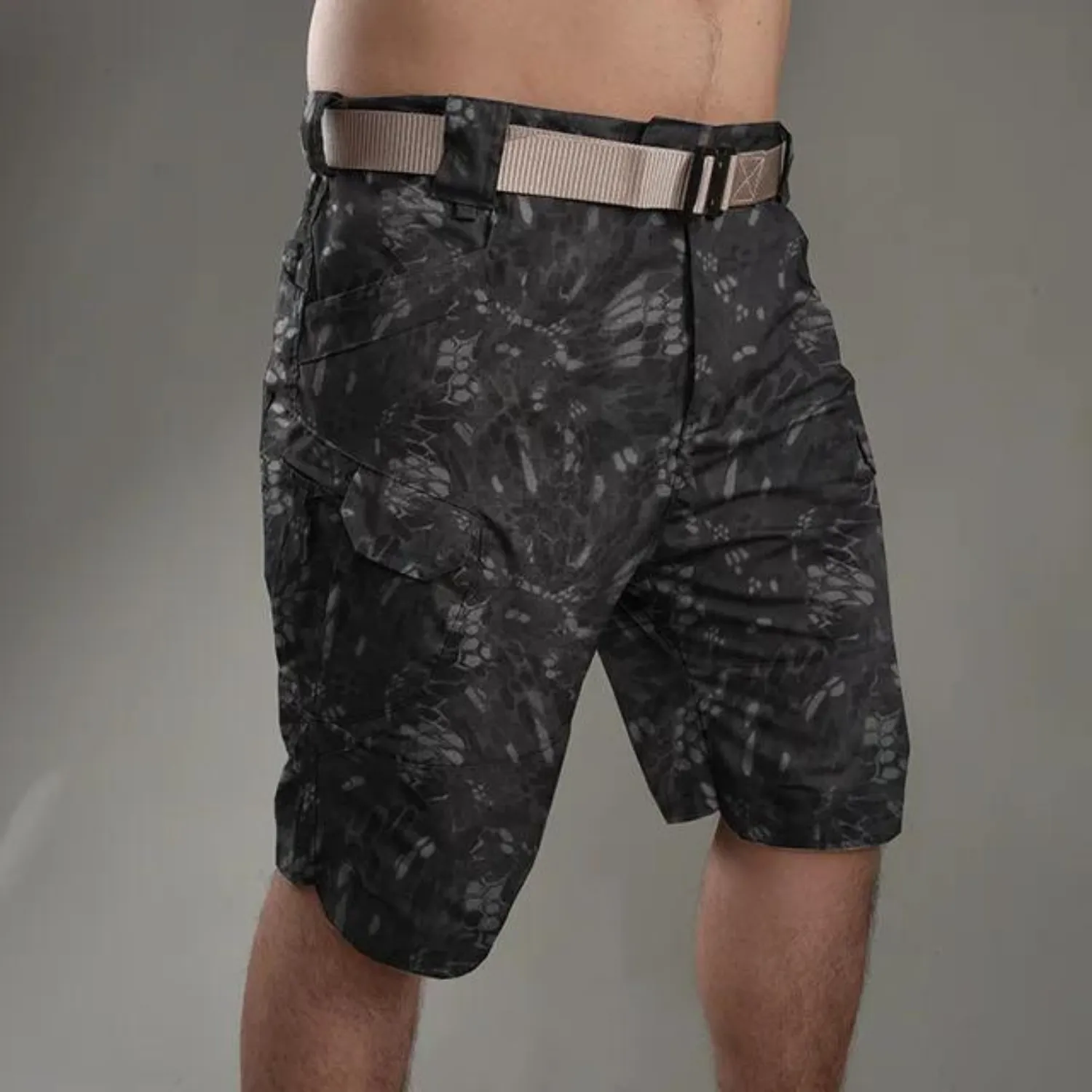 Trendy Camo Cargo Shorts for Men with Functional Pockets